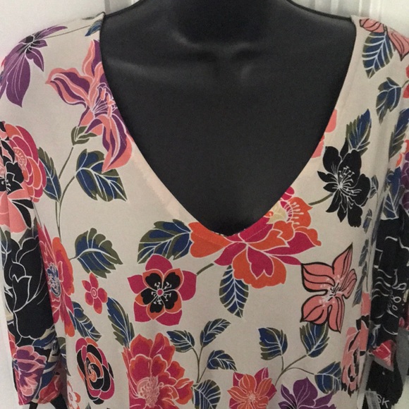BNWT flower dress. Short sleeve. - Picture 5 of 6